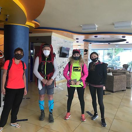 Hotel Senior كاتوليكا المظهر الخارجي الصورة