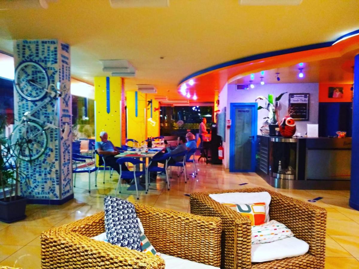 Hotel Senior كاتوليكا المظهر الخارجي الصورة