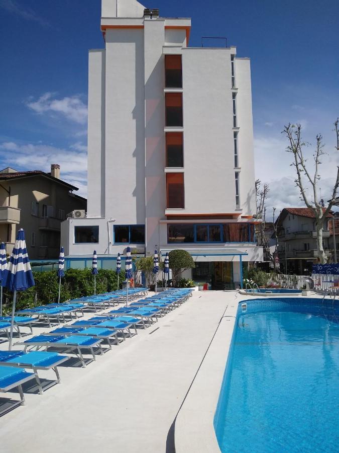 Hotel Senior كاتوليكا المظهر الخارجي الصورة