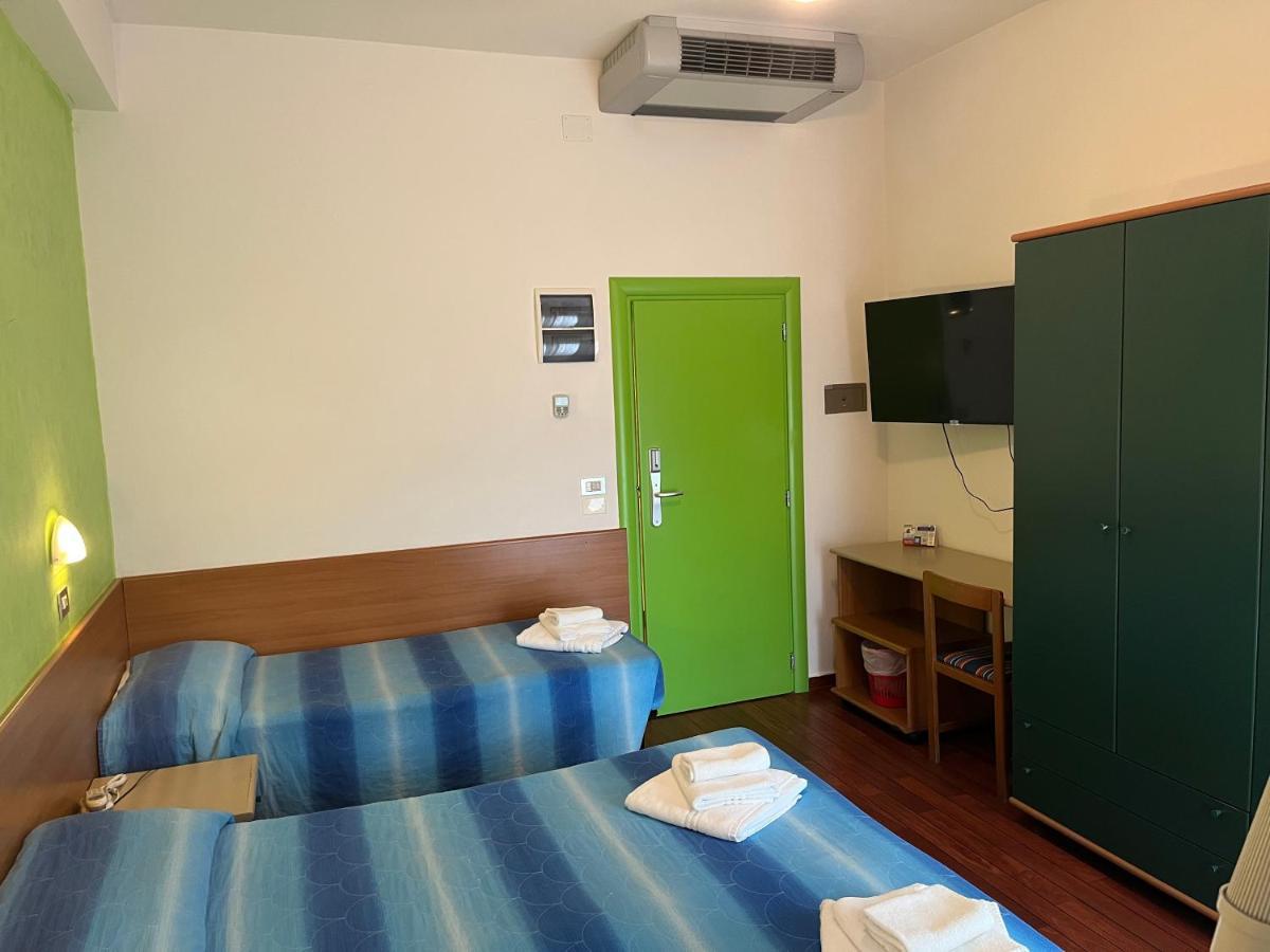 Hotel Senior كاتوليكا المظهر الخارجي الصورة
