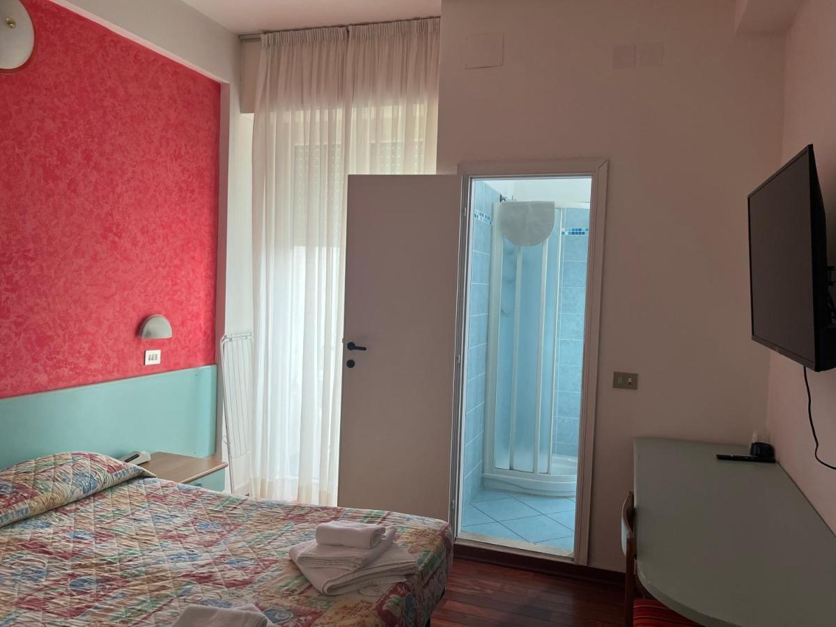 Hotel Senior كاتوليكا المظهر الخارجي الصورة