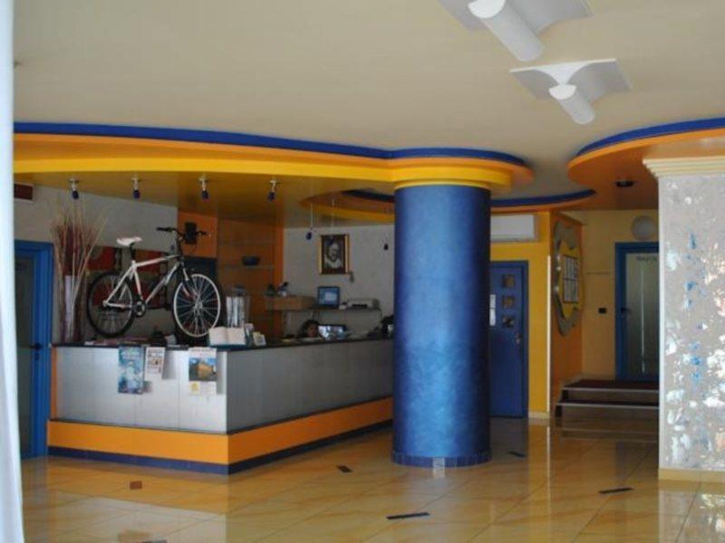 Hotel Senior كاتوليكا المظهر الخارجي الصورة