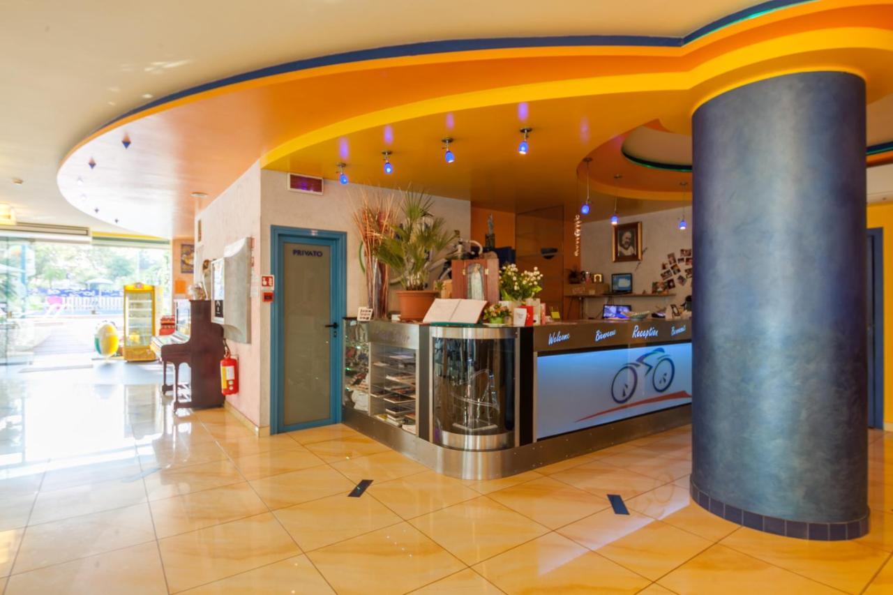 Hotel Senior كاتوليكا المظهر الخارجي الصورة
